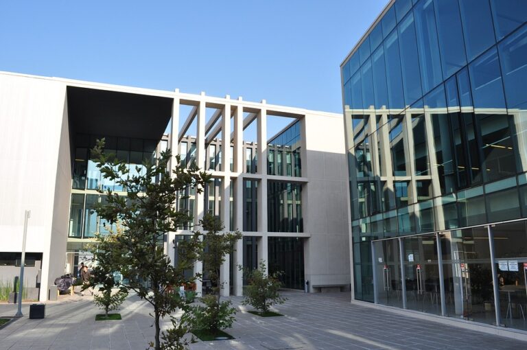 Judul: Universitas Pertahanan RI: Menjadi Pusat Pendidikan Militer Unggulan di Indonesia