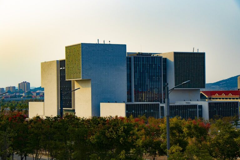 Universitas Udayana: Menjadi Pusat Pendidikan Unggulan di Bali