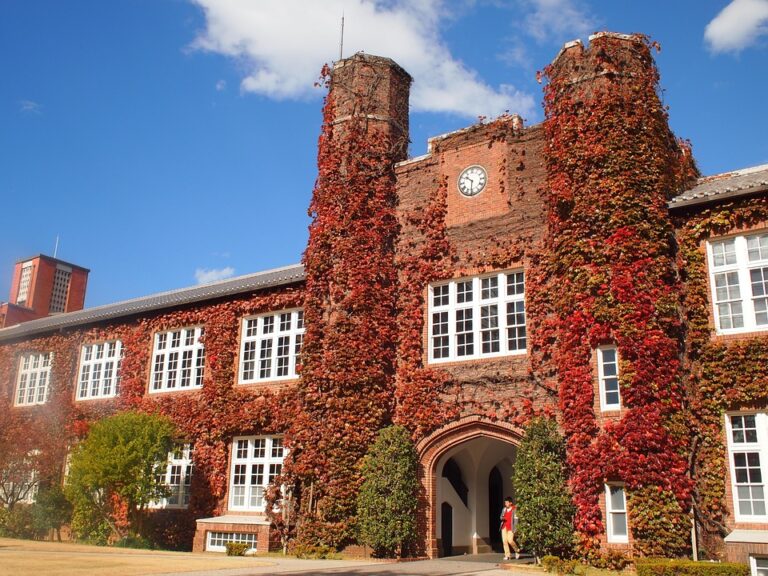 ITB juga termasuk dalam daftar universitas terbaik di Asia dengan fokus pada pendidikan di bidang teknik dan ilmu pengetahuan alam. ITB memiliki program studi yang berkualitas dan kerjasama dengan industri untuk mempersiapkan mahasiswa menjadi profesional yang siap terjun ke dunia kerja.