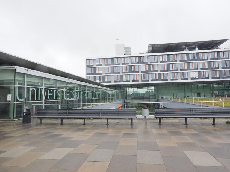 Artikel ini akan membahas sejarah singkat Universitas Duta Bangsa, visi dan misi universitas, serta program studi unggulan yang ditawarkan. Selain itu, kita juga akan membahas fasilitas yang dimiliki universitas ini, mulai dari laboratorium modern hingga perpustakaan yang lengkap.